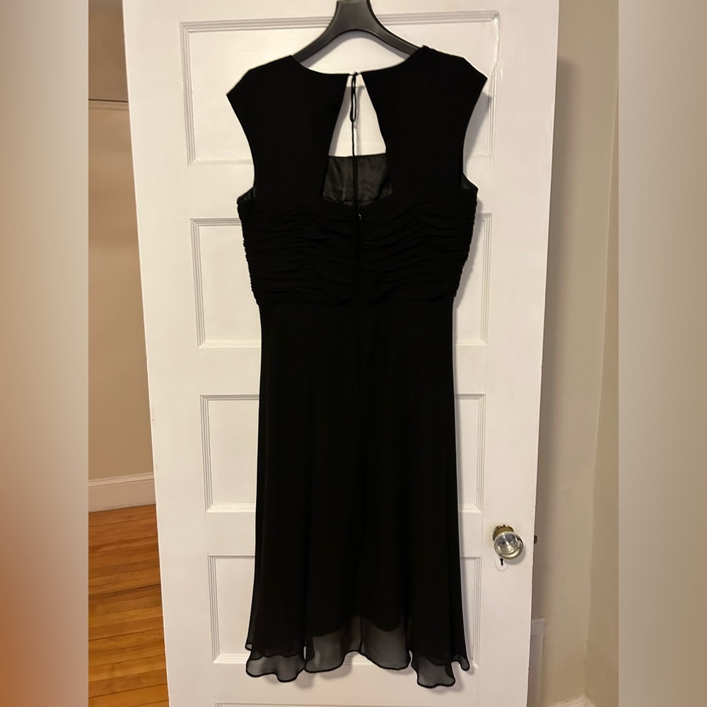 Summer! Perfect wedding guest dress Donna Ricco black sleeveless cocktail dress.
